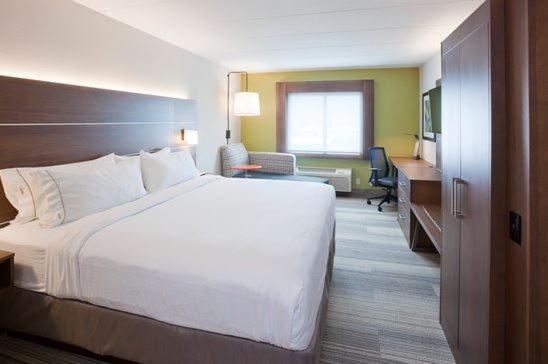 Express & Woodland Hills By Ihg Hotel Los Angeles