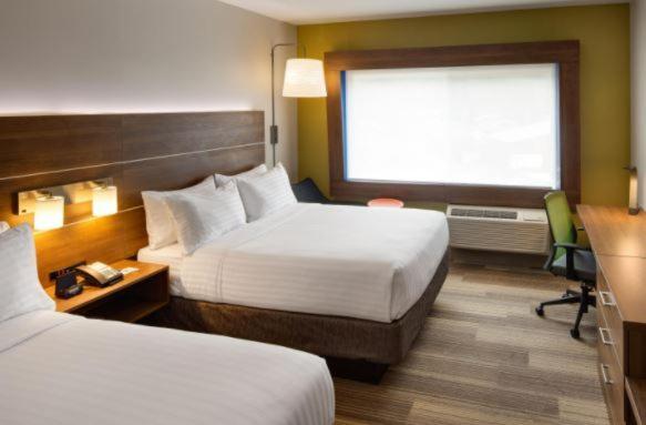 Express & Woodland Hills By Ihg 3*