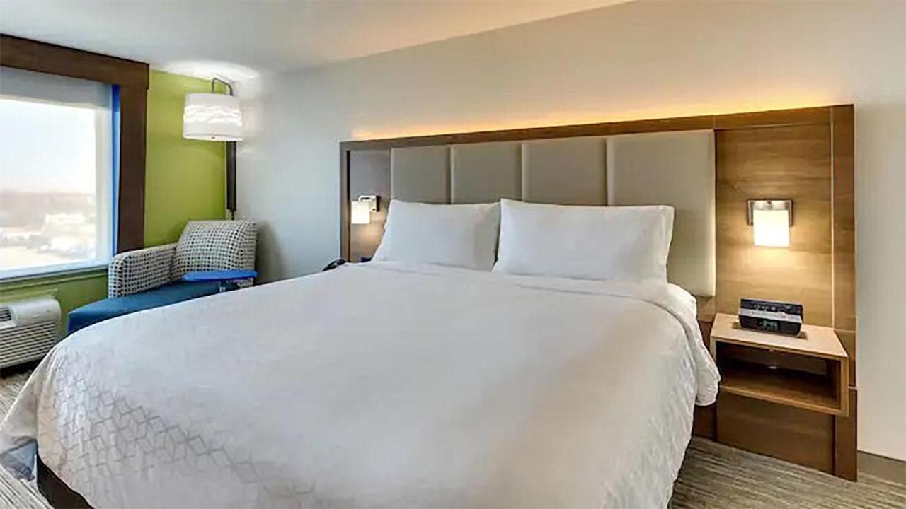 Express & Woodland Hills By Ihg
