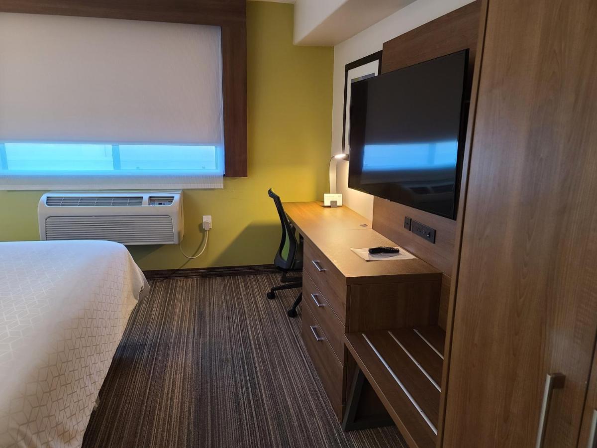 Hotel Express & Woodland Hills By Ihg