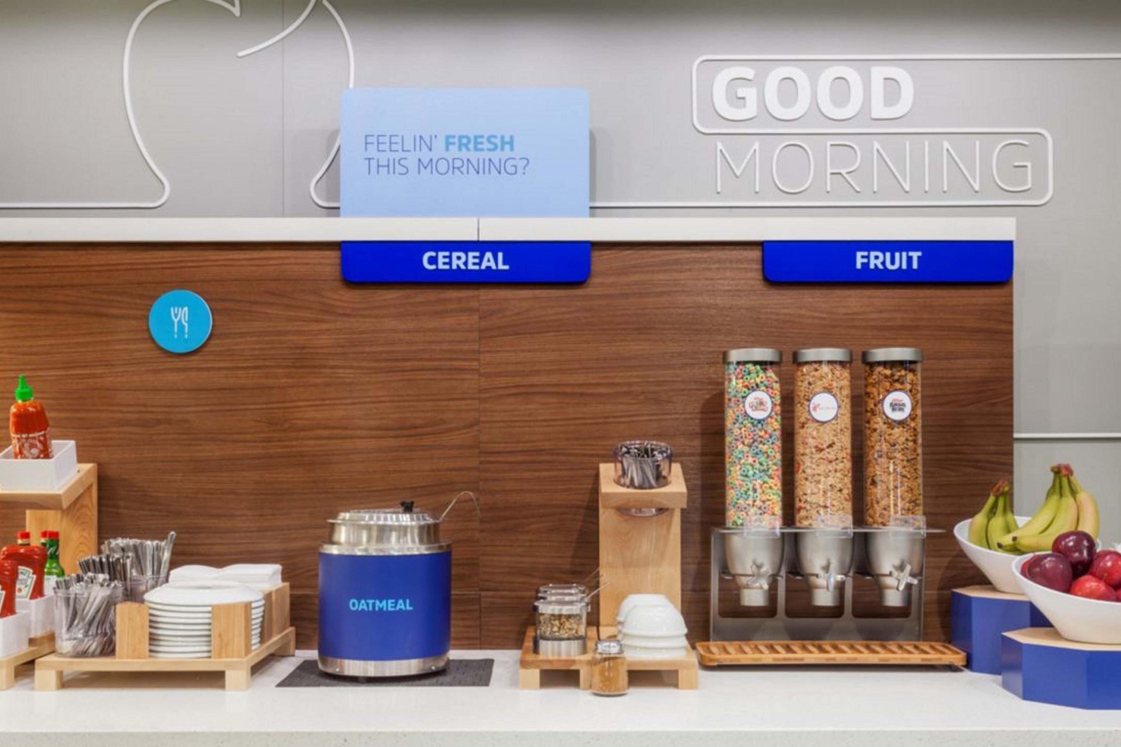 Express & Woodland Hills By Ihg Hotel Los Angeles