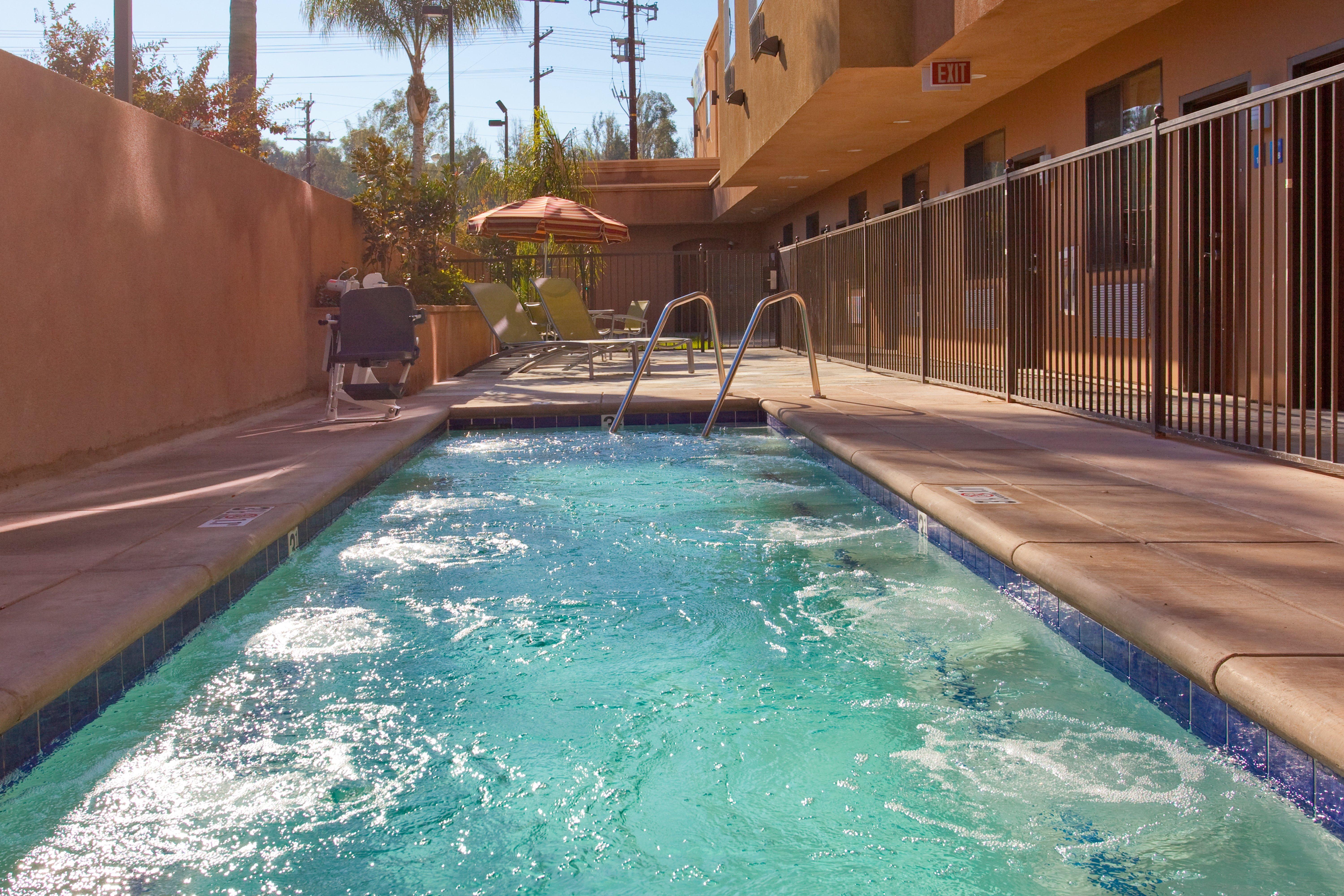 Hotel Express & Woodland Hills By Ihg