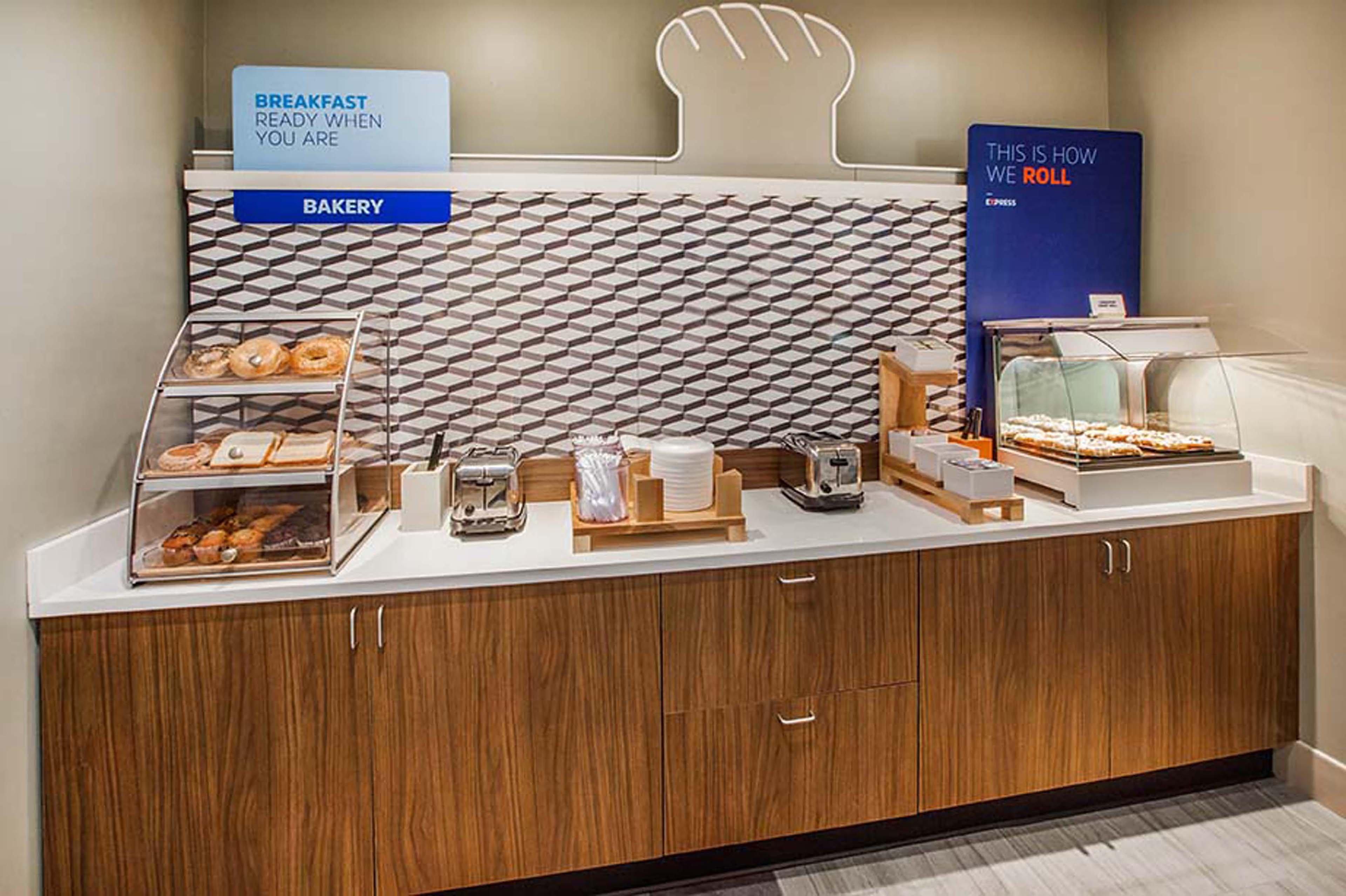 Express & Woodland Hills By Ihg Hotel