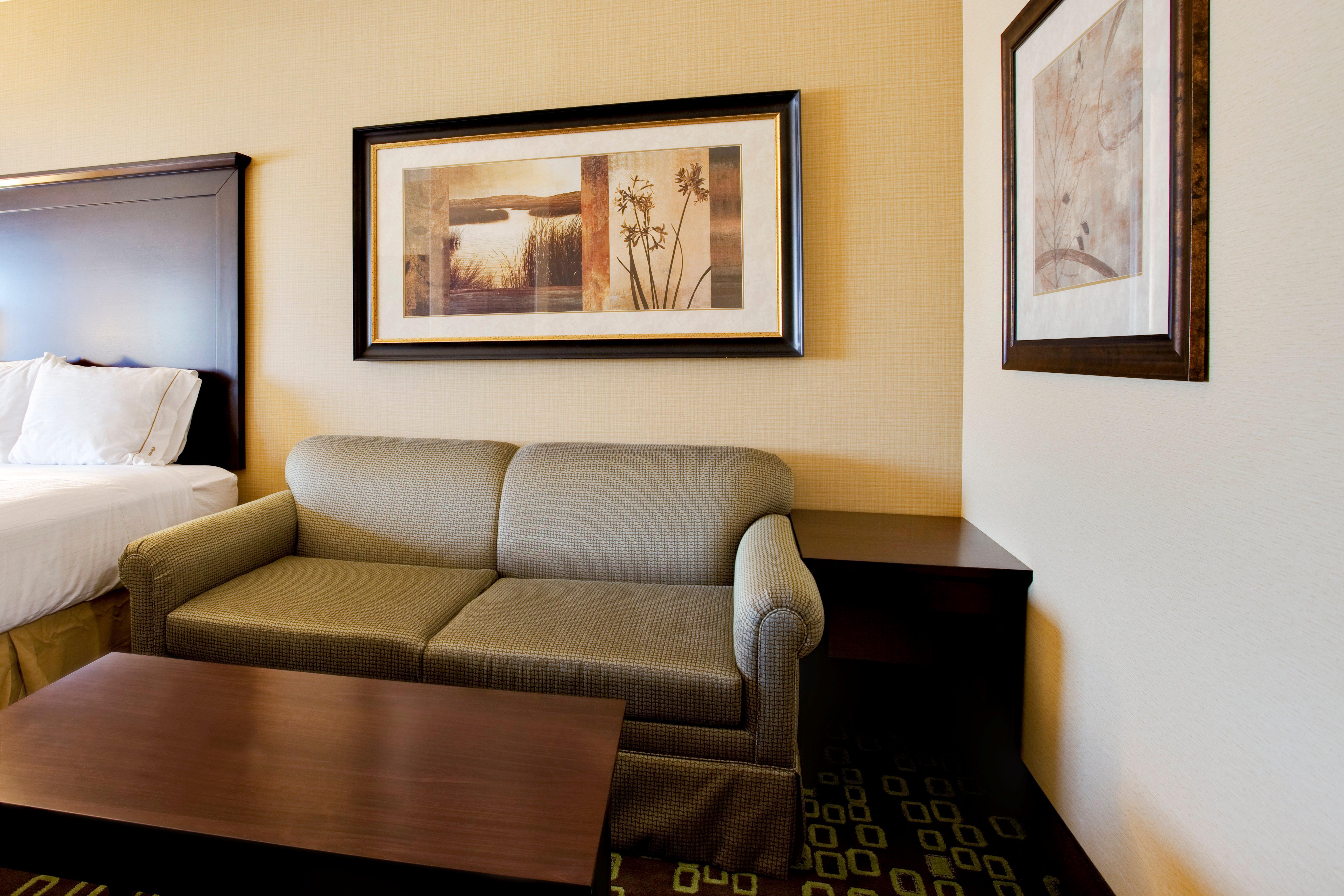 Express & Woodland Hills By Ihg