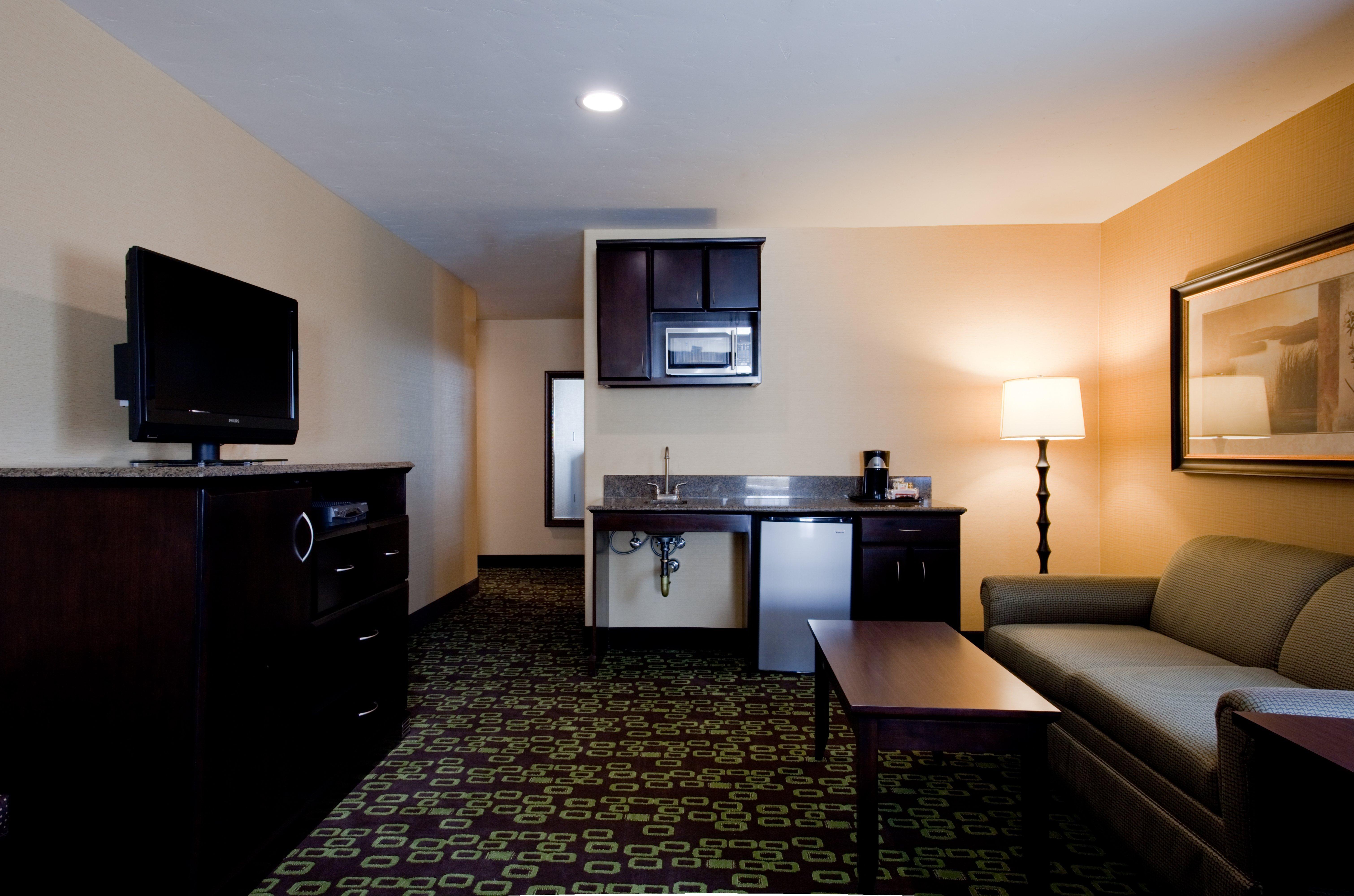 Express & Woodland Hills By Ihg Hotel 3*