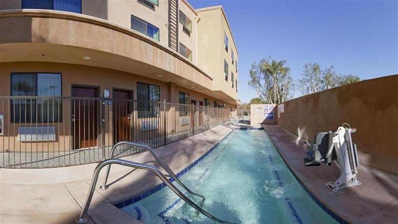 Express & Woodland Hills By Ihg Hotel 3*