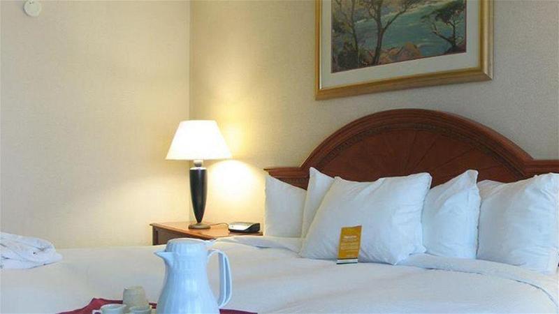 Express & Woodland Hills By Ihg