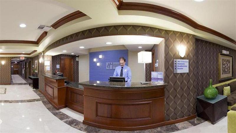 Hotel Express & Woodland Hills By Ihg