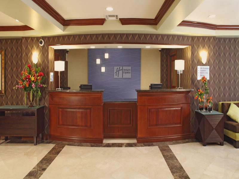 Hotel Express & Woodland Hills By Ihg 3*