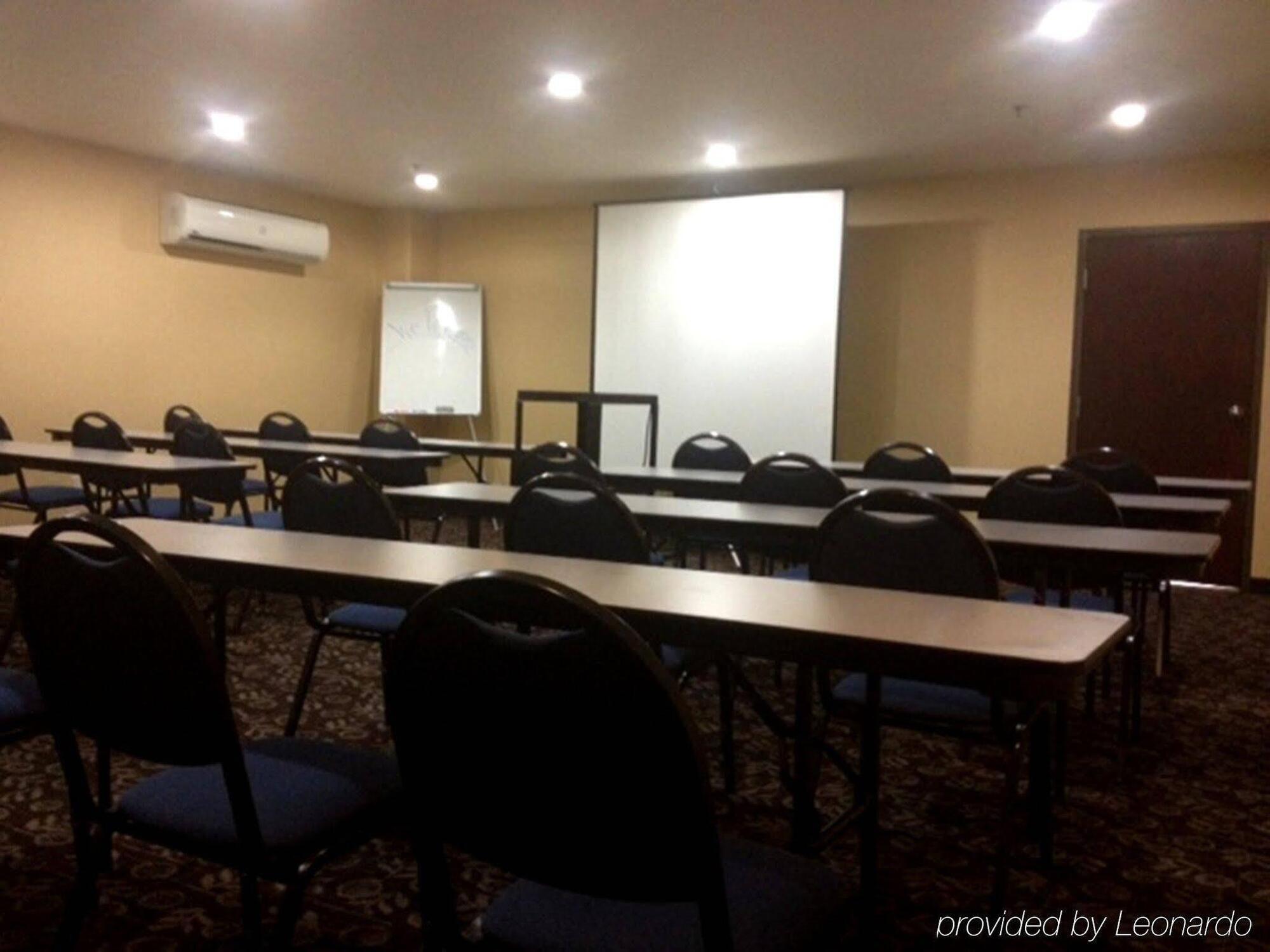 Express & Woodland Hills By Ihg Hotel