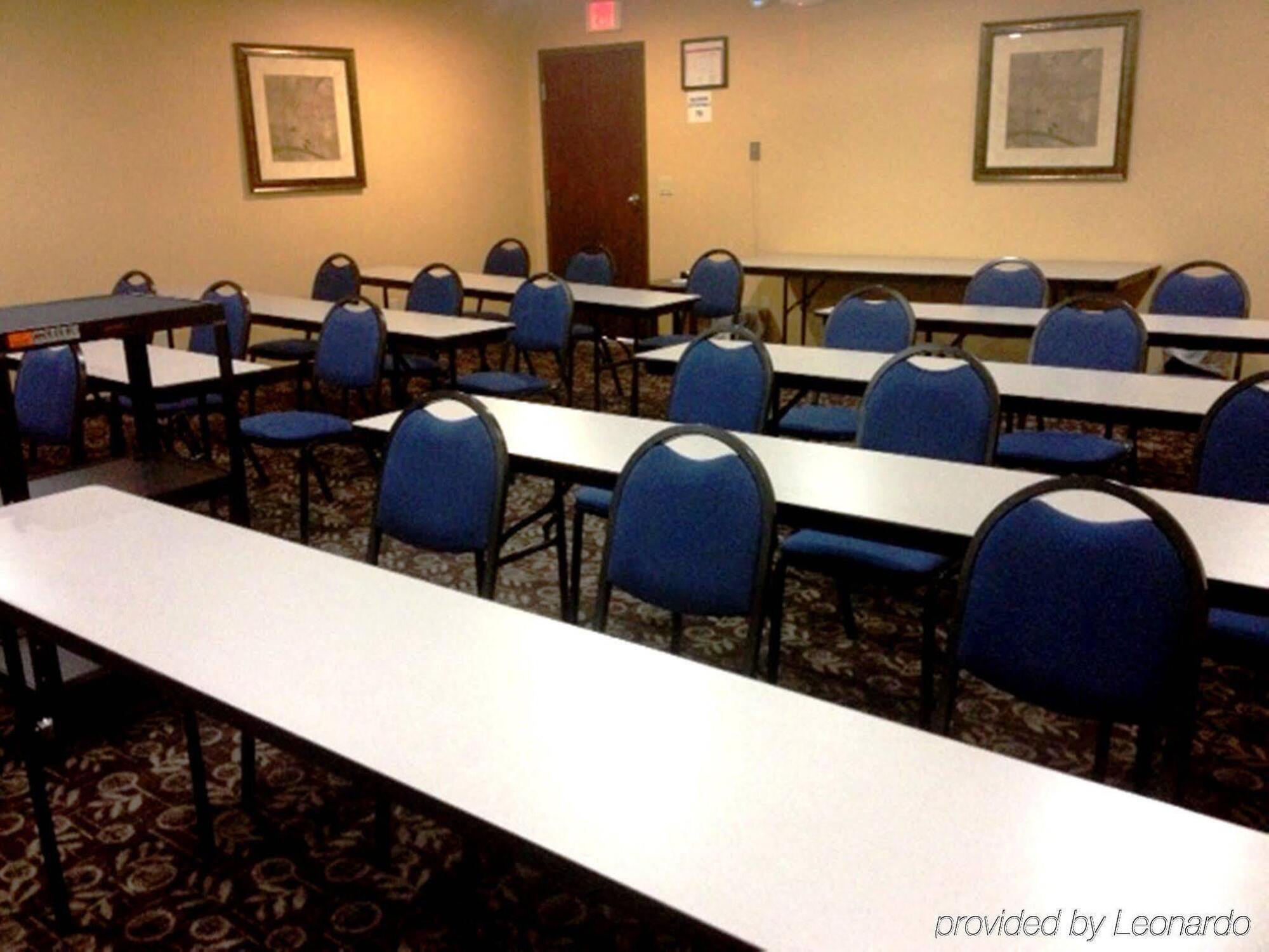 Hotel Express & Woodland Hills By Ihg 3*